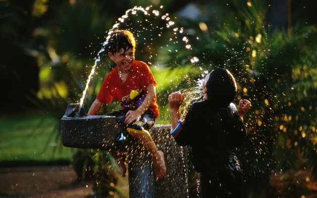 Boy girl playing fountain water free wallpaper for desktop - medium preview image