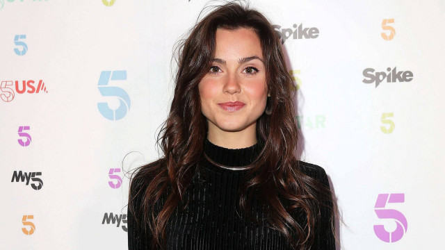 Woman black dress red carpet #26 free wallpaper for desktop - medium preview image