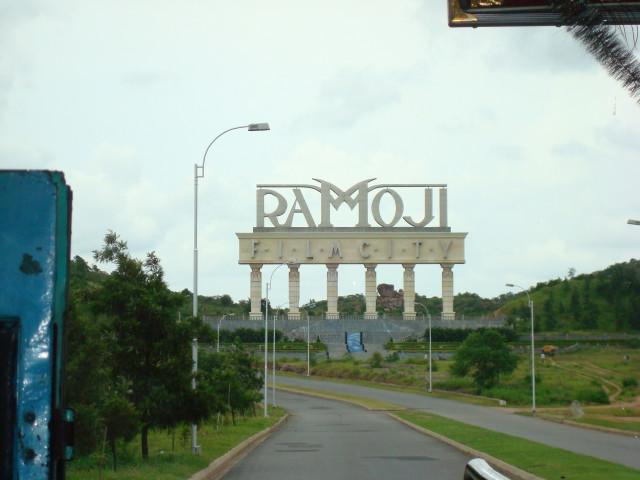 Ramon sign road building columns free wallpaper for desktop - medium preview image