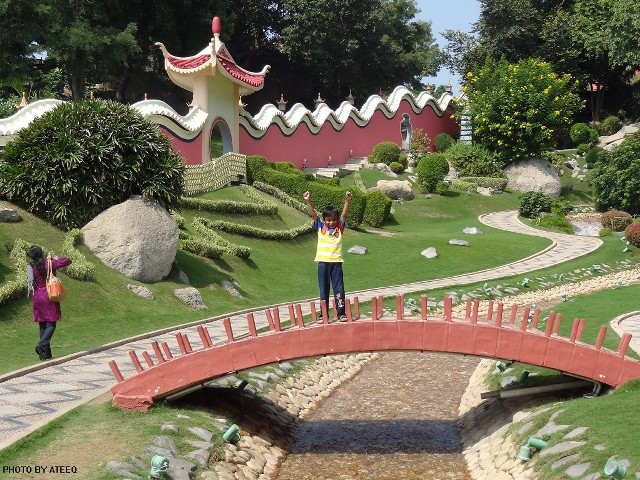 Woman standing bridge park red free wallpaper for desktop - medium preview image