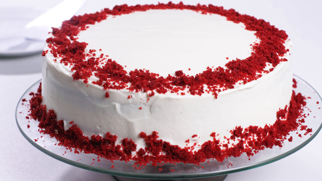 Cake red sprinkles glass plate free wallpaper for desktop - medium preview image