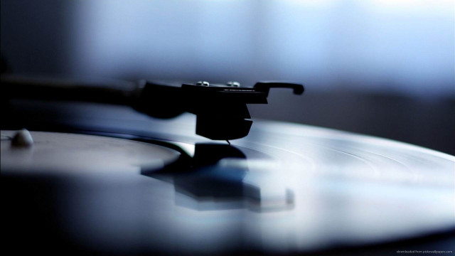 Record player black handle white free wallpaper for desktop - medium preview image