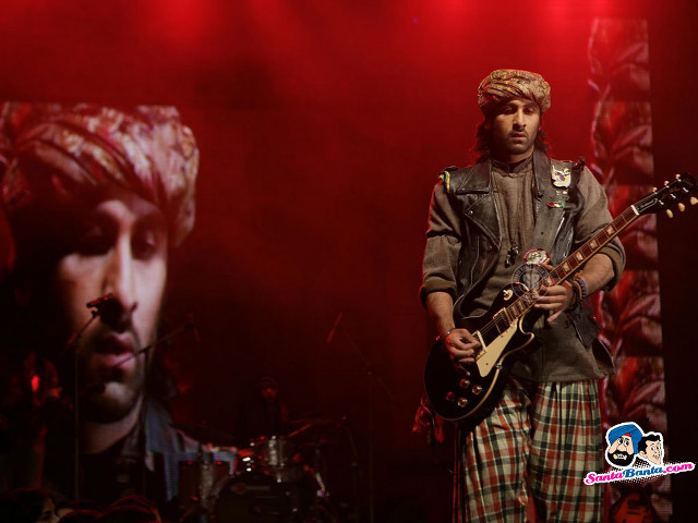 Man guitar standing picture beard free wallpaper for desktop - medium preview image