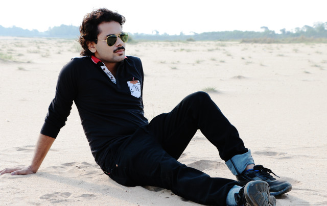 Man sitting sand foot up free wallpaper for desktop - medium preview image