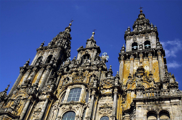 Large building clock sky background free wallpaper for desktop - medium preview image