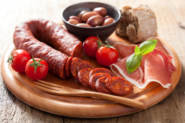 Wooden plate meat vegetables tomatoes free wallpaper for desktop - medium preview image