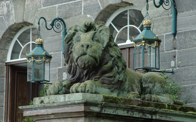 Lion statue stone building lamp free wallpaper for desktop - medium preview image
