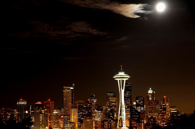 Full moon city skyline night free wallpaper for desktop - medium preview image