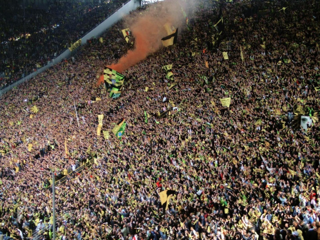 Crowd soccer game smoke flags free wallpaper for desktop - medium preview image