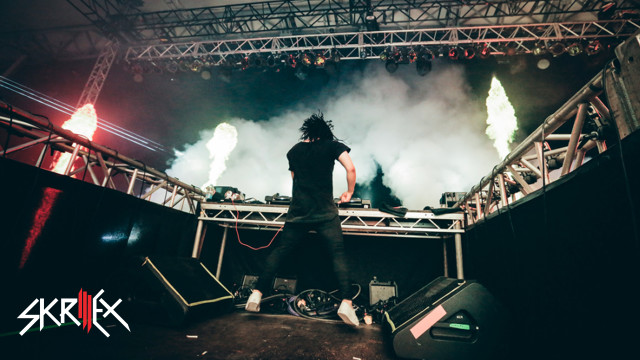 Man stage microphone smoke performance free wallpaper for desktop - medium preview image