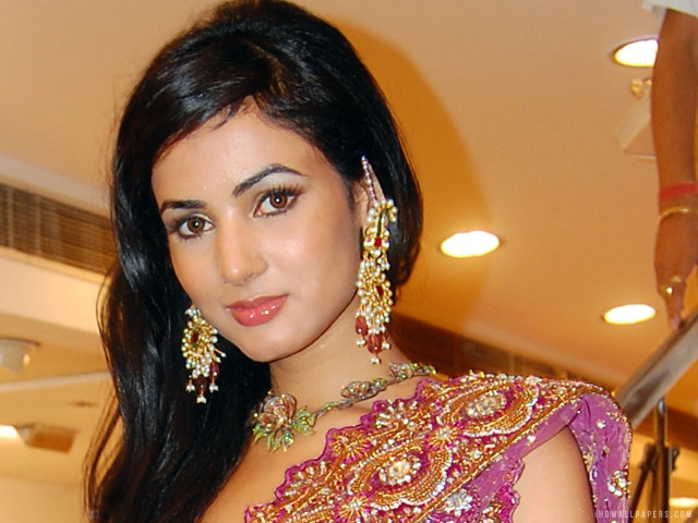 Woman purple dress necklace earrings free wallpaper for desktop - medium preview image