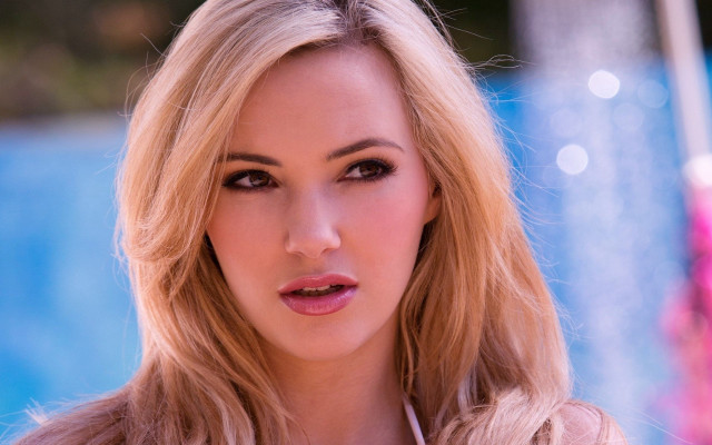 Blonde woman pink shirt blue free wallpaper for desktop - medium preview image