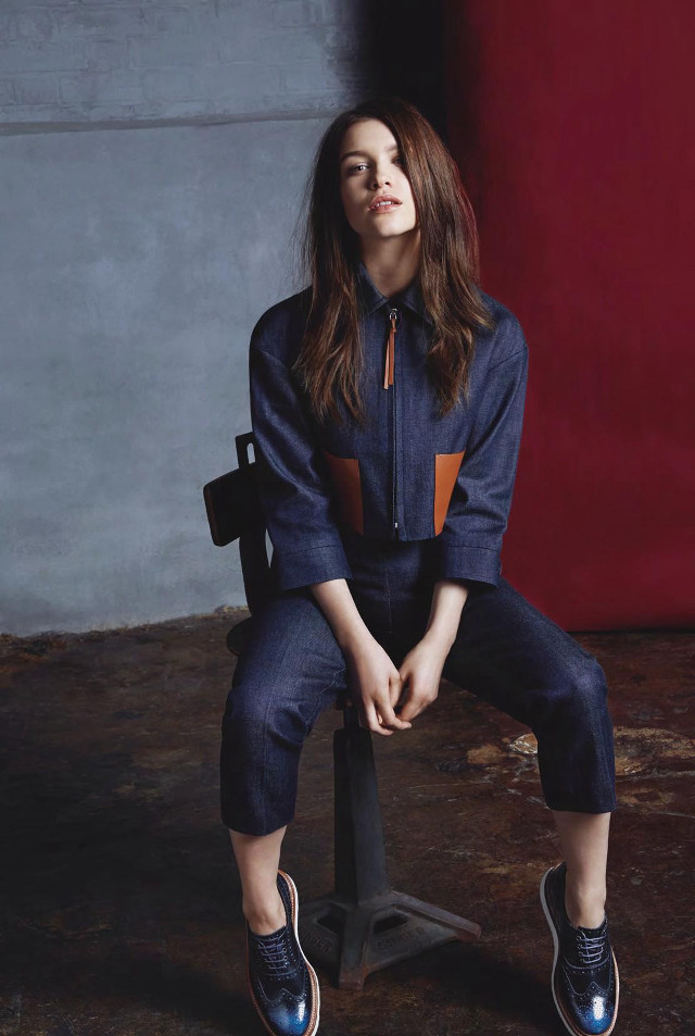 Woman sitting chair legs crossed #30 free wallpaper for mobile - medium preview image