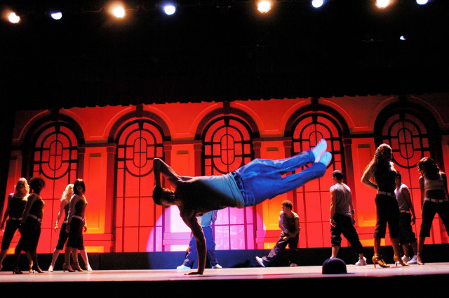 Man handstand stage audience watching free wallpaper for desktop - medium preview image