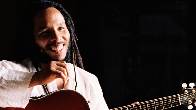Man dreadlocks guitar smiling camera free wallpaper for desktop - medium preview image