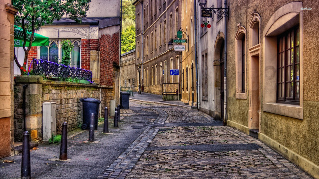 Narrow street brick sidewalk building free wallpaper for desktop - medium preview image