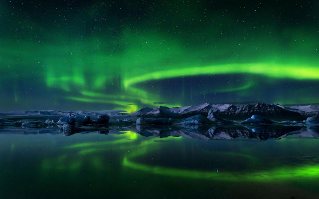 Green blue aurora borealis lake free wallpaper for desktop - medium preview image
