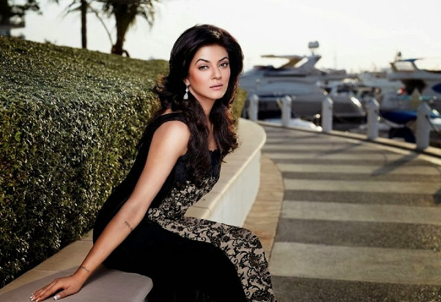 Woman bench marina boats hedge free wallpaper for desktop - medium preview image