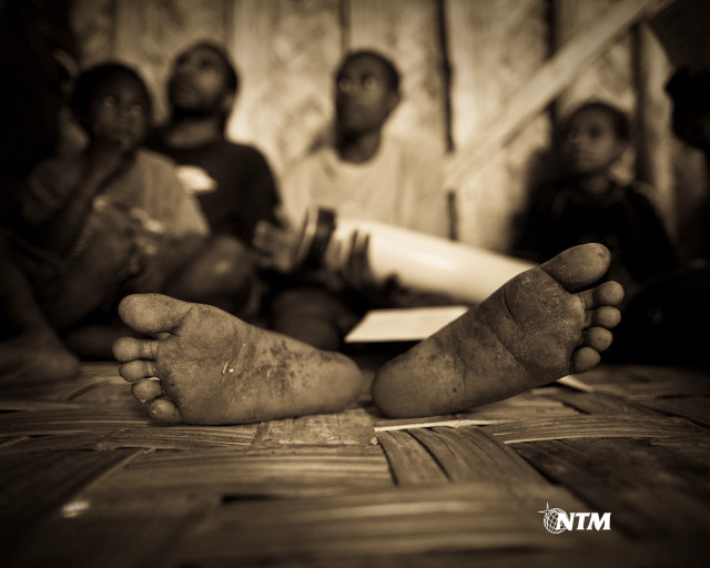 Group people sitting wooden floor free wallpaper for desktop - medium preview image