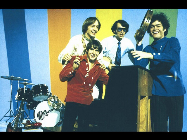 Men group podium microphone drum free wallpaper for desktop - medium preview image