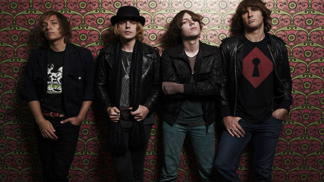 Men group wall pattern red free wallpaper for desktop - medium preview image