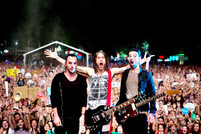 Group stage guitars microphones crowd free wallpaper for desktop - medium preview image