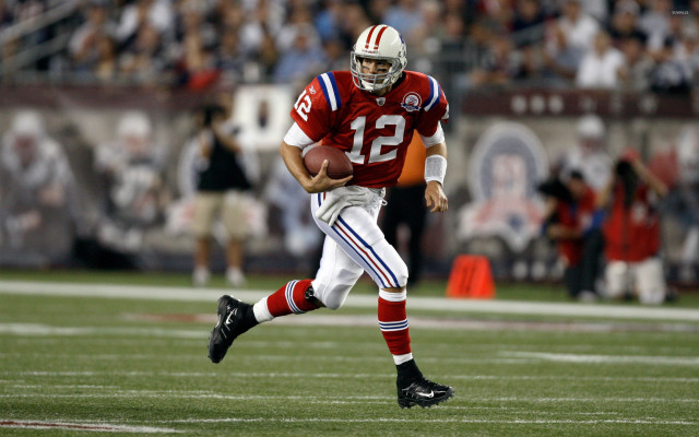 Football player running ball crowd #5 free wallpaper for desktop - medium preview image