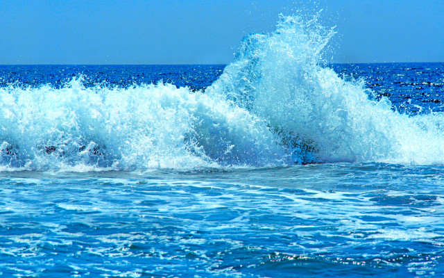 Wave crashes ocean sunny day free wallpaper for desktop - medium preview image