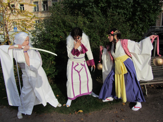 Three women costumes tree bench free wallpaper for desktop - medium preview image