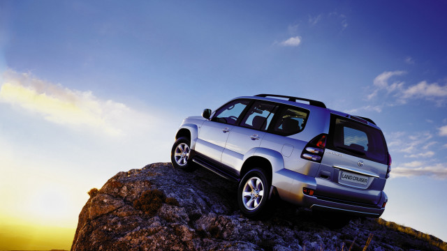 Silver suv rocky hill sunset free wallpaper for desktop - medium preview image