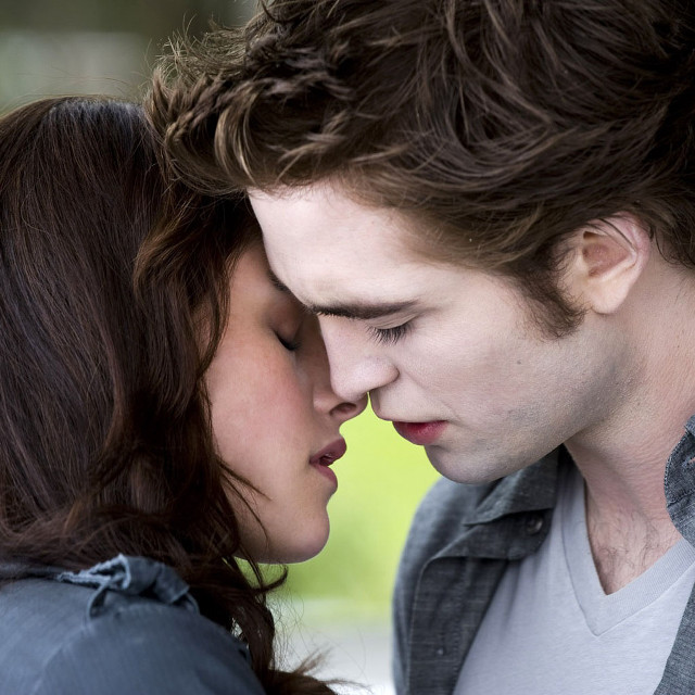 Man woman kissing eyes closed #5 free wallpaper for tablet - medium preview image