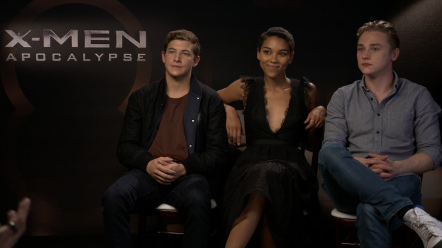 Three people sitting chair sign free wallpaper for desktop - medium preview image