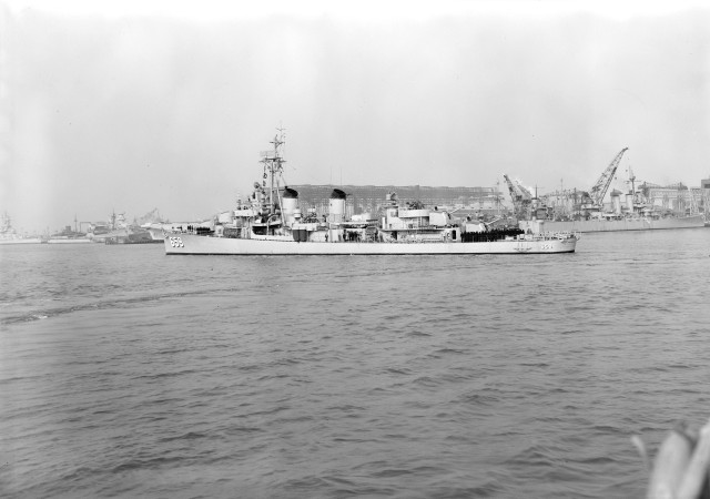 Large boat floating water city free wallpaper for desktop - medium preview image