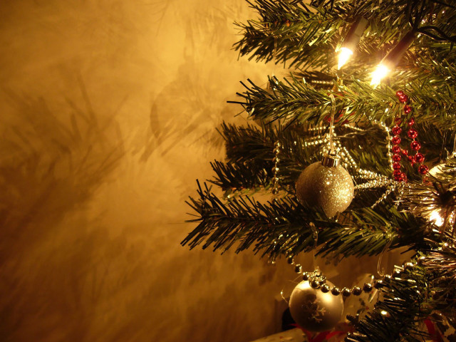 Christmas tree ornaments wall light free wallpaper for desktop - medium preview image