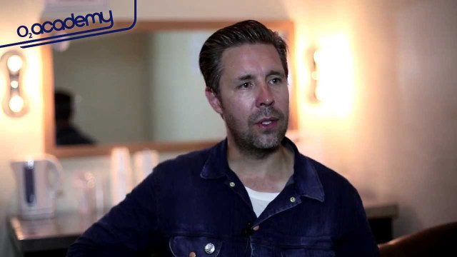 Man blue jacket talking mirror free wallpaper for desktop - medium preview image