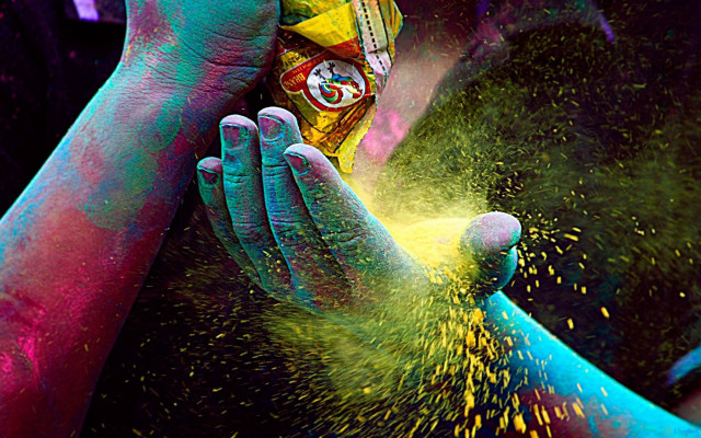 Colored powder person holding bag free wallpaper for desktop - medium preview image