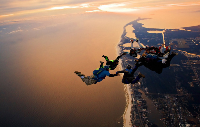 Skydiving couple city water sunset free wallpaper for desktop - medium preview image
