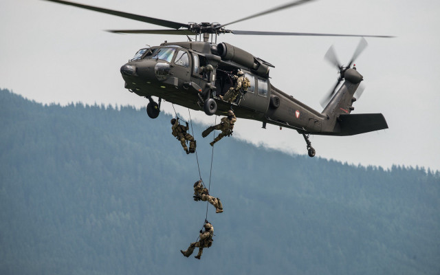 Helicopter soldiers hanging side action free wallpaper for desktop - medium preview image
