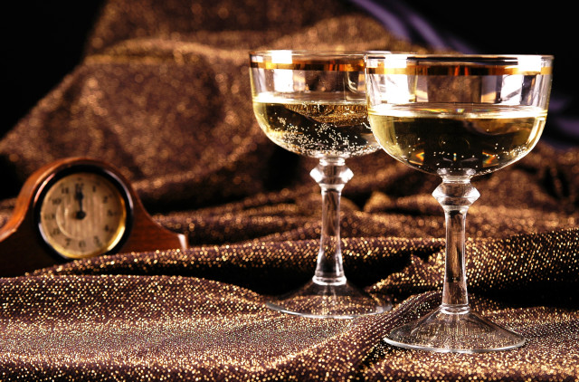 Wine glasses table clock cloth free wallpaper for desktop - medium preview image