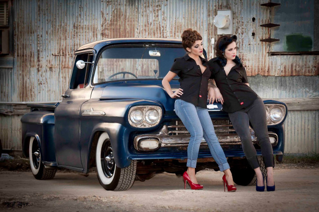 Two women vintage truck rusty free wallpaper for desktop - medium preview image