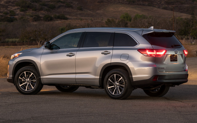 Silver suv parking lot mountain free wallpaper for desktop - medium preview image