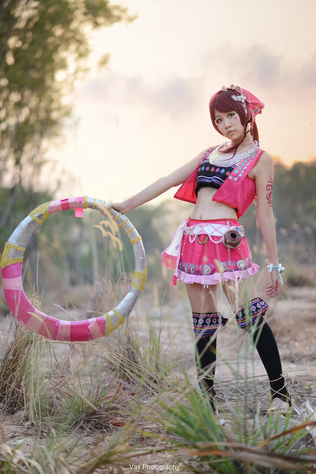 Woman pink white outfit frisbee free wallpaper for mobile - medium preview image