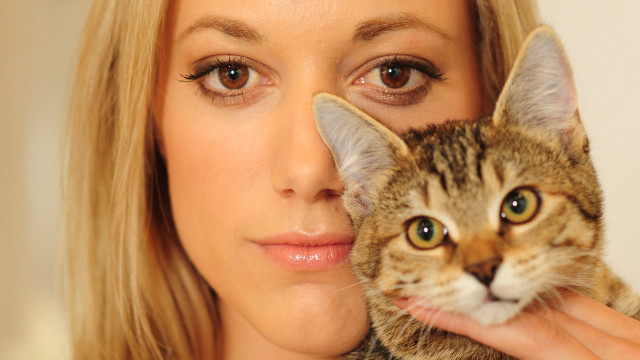 Woman holding cat surprised expression free wallpaper for desktop - medium preview image