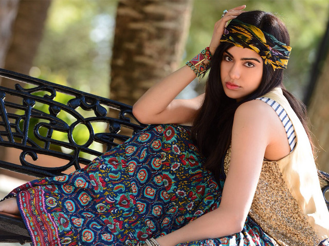 Woman bench headband green apple free wallpaper for desktop - medium preview image