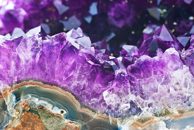 Purple white rock crystals background free wallpaper for desktop - medium preview image
