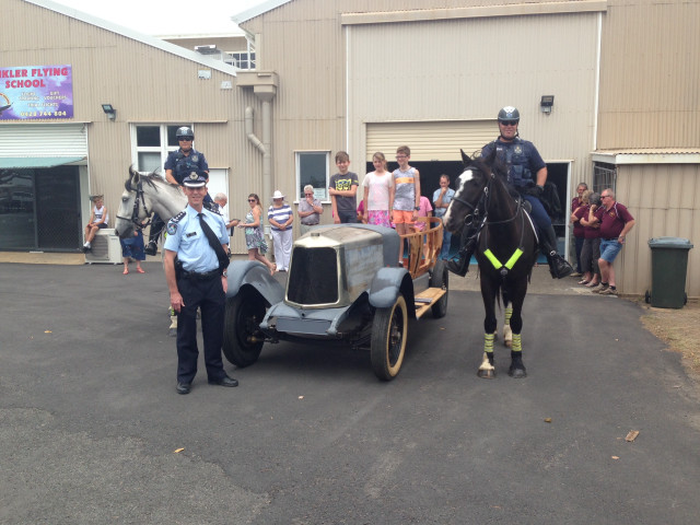 Police officer horse drawn carriage free wallpaper for desktop - medium preview image