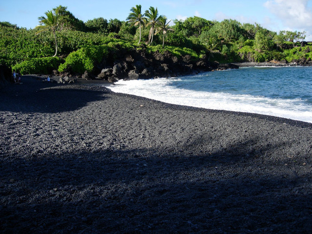 Black sand beach wave palm free wallpaper for desktop - medium preview image