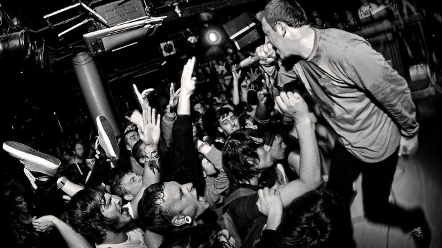 Man standing stage hands in free wallpaper for desktop - medium preview image