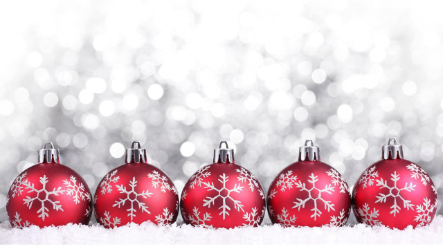 Red christmas ornaments snow bokeh free wallpaper for desktop - medium preview image