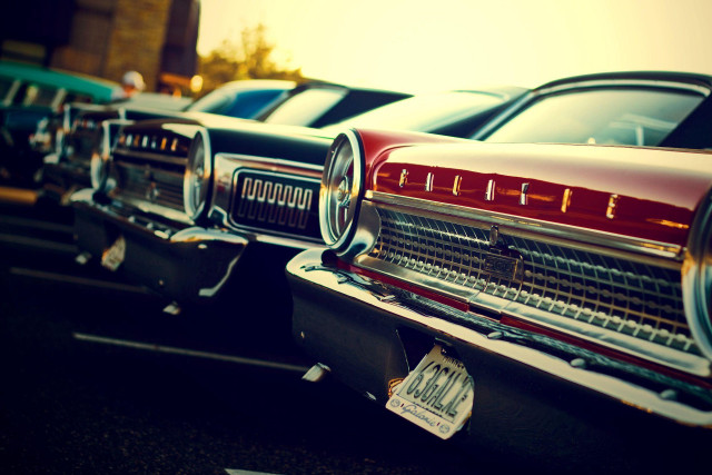 Old cars parking lot building free wallpaper for desktop - medium preview image